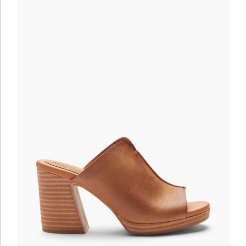 Super comfortable size 7. 3 1/2 in heel with 1 in platform.